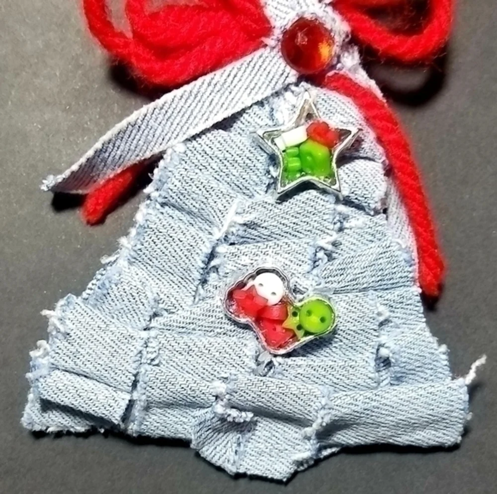 TASTY RAW EDGE DENIM HOLIDAY TREE BROOCH- 